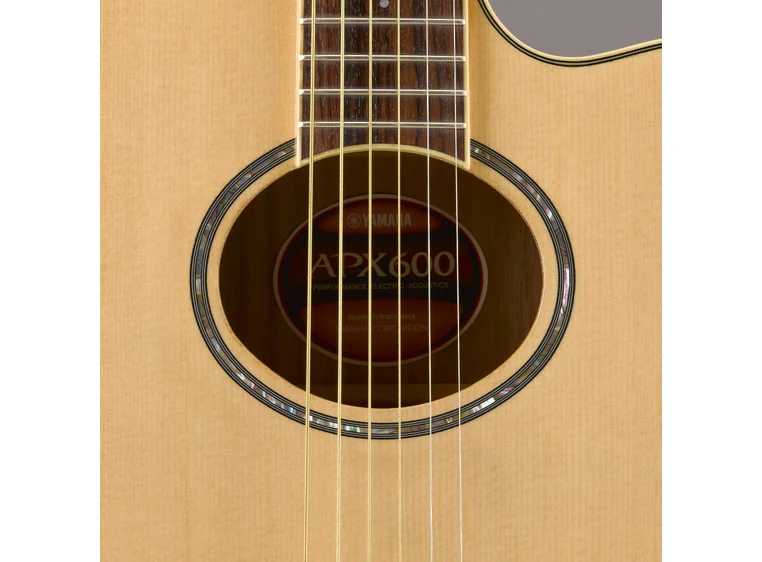 Yamaha APX600 natural 