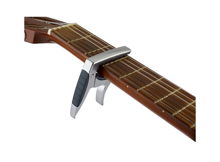 K&M 30910 Guitar capo. For klasisk gitar Flatt gripebrett