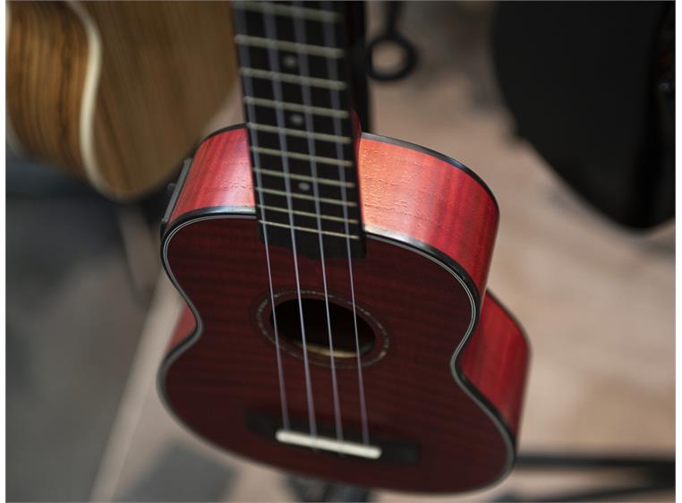 Dimavery UK-100 Soprano ukulele flamed red