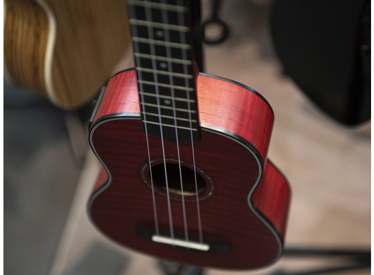 Dimavery UK-100 Soprano ukulele flamed red 