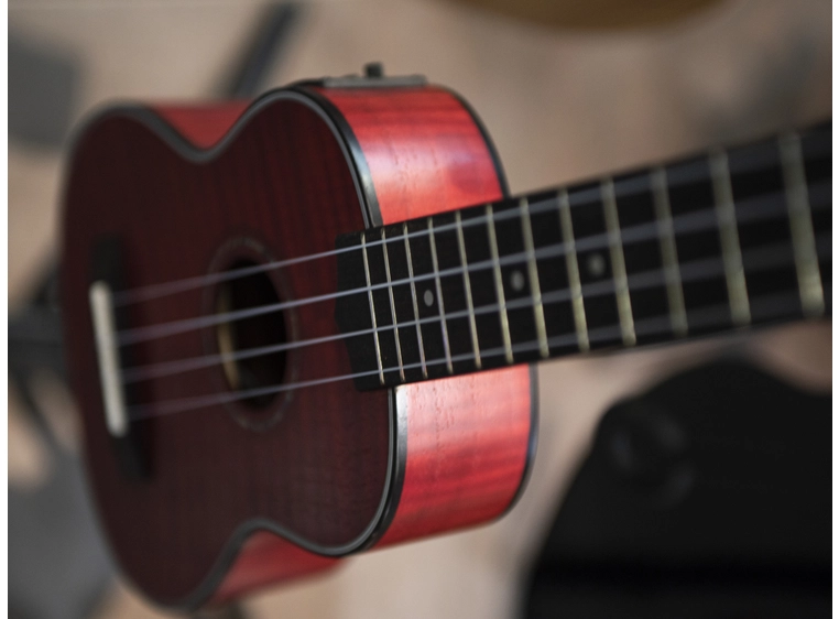 Dimavery UK-100 Soprano ukulele flamed red 