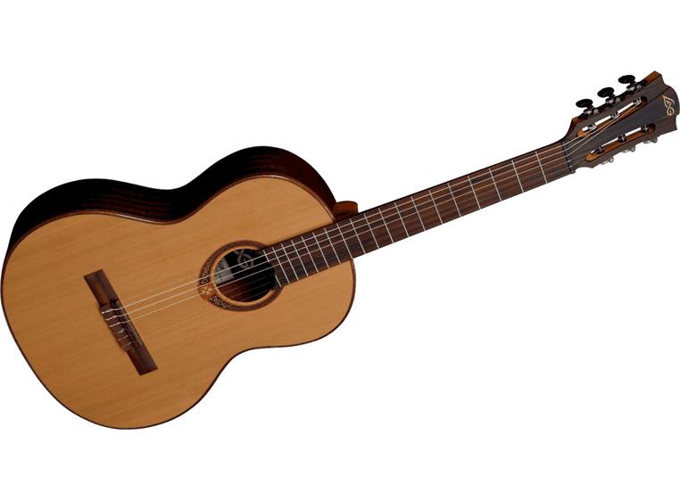Lag Guitars GLA OC118 Klassisk gitar med sedertre