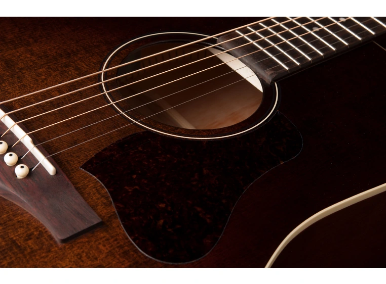 Art & Lutherie Americana Bourbon Burst 