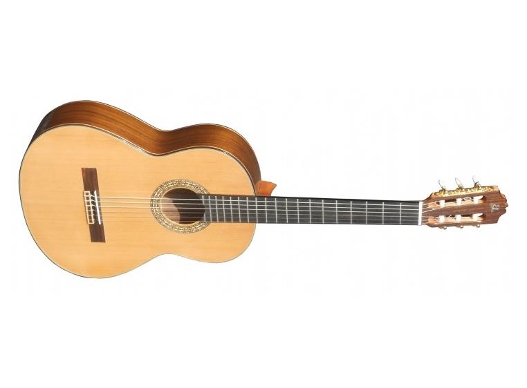 Admira A15 Klassisk gitar Solid Cedar top.
