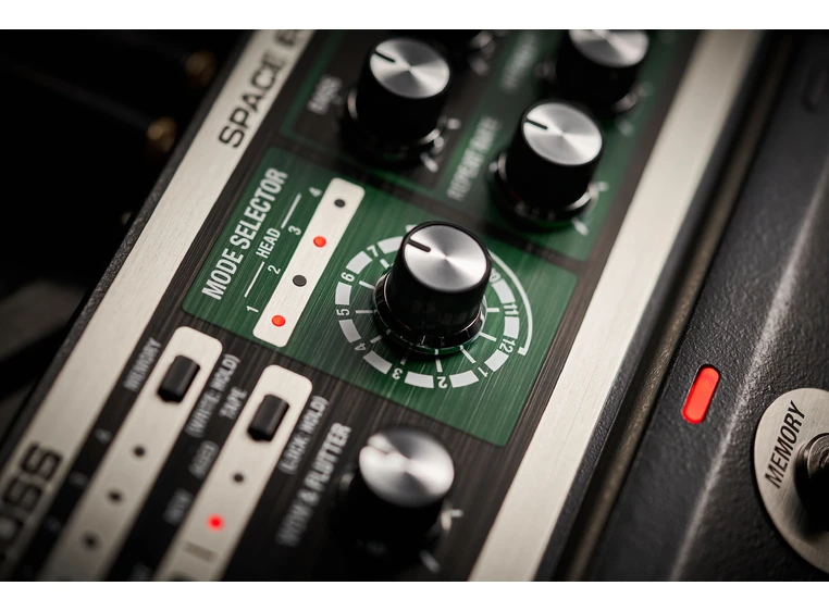 Boss RE-202 Space Echo digital delay 