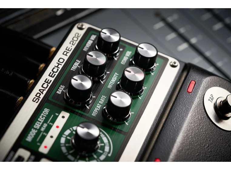 Boss RE-202 Space Echo digital delay 