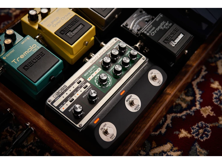 Boss RE-202 Space Echo digital delay 