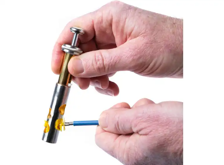 MusicNomad MN761 Slangebørste for trompet, 86cm. 