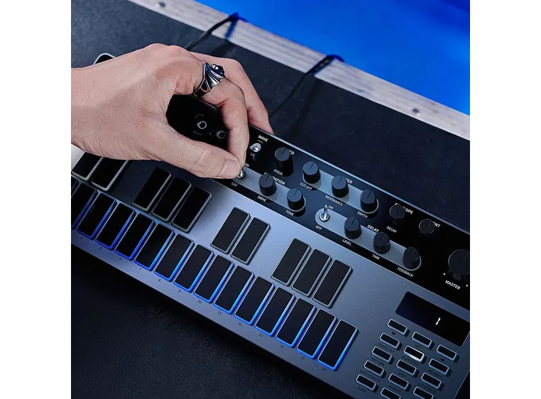 Donner Essential B1 analog bass-synthesizer og sekvenser 