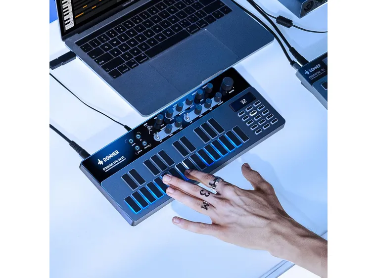 Donner Essential B1 analog bass-synthesizer og sekvenser 