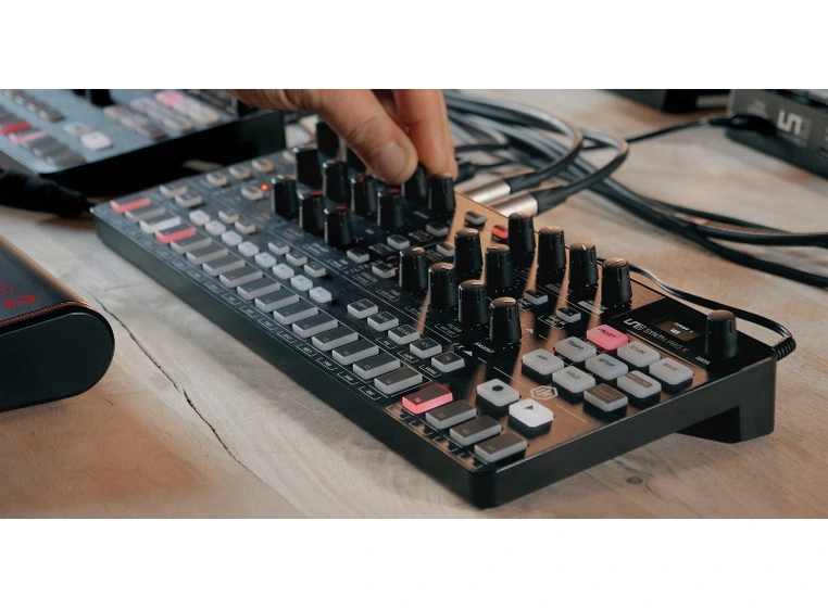 IK Multimedia Uno Synth Pro X 