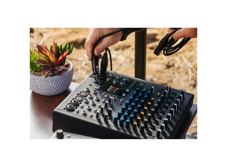 Mackie ProFX10GO 10-Channel Battery Mixer w/FX, USB rec 