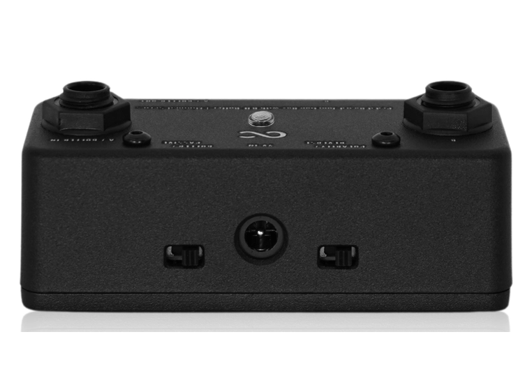 One Control Minimal Pedal Board Junction Box w/BJF Buffer - Pedalboard Patchbay 