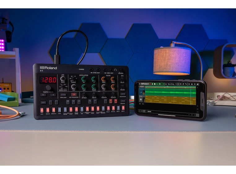 Roland S-1 Tweak Synth Aira Compact 