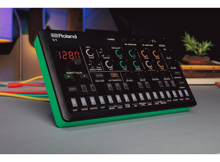 Roland S-1 Tweak Synth Aira Compact 