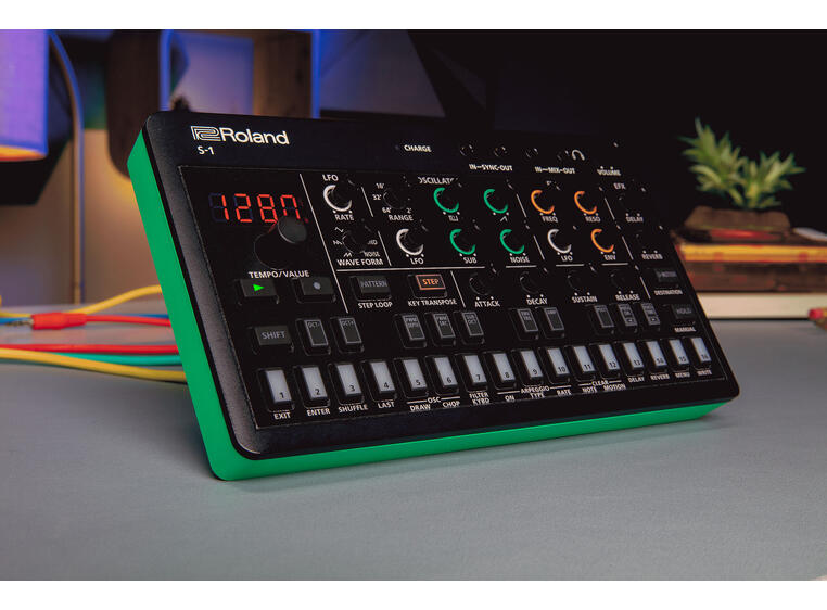 Roland S-1 Tweak Synth Aira Compact
