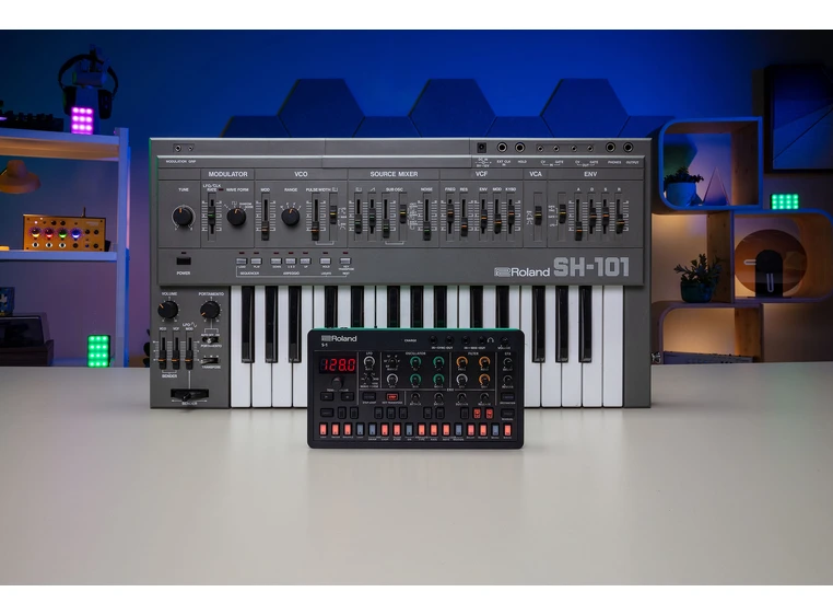 Roland S-1 Tweak Synth Aira Compact 