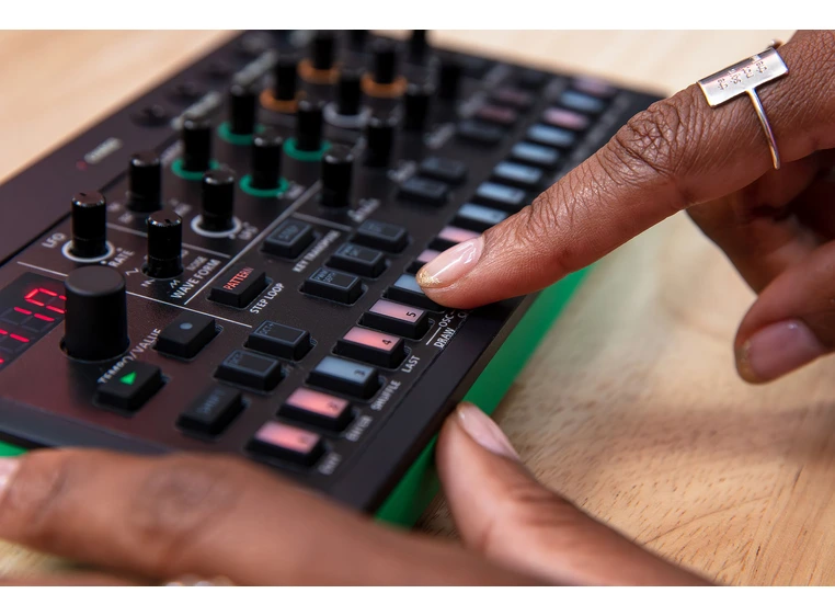 Roland S-1 Tweak Synth Aira Compact 