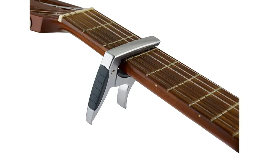 K&M 30910 Guitar capo. For klasisk gitar Flatt gripebrett 