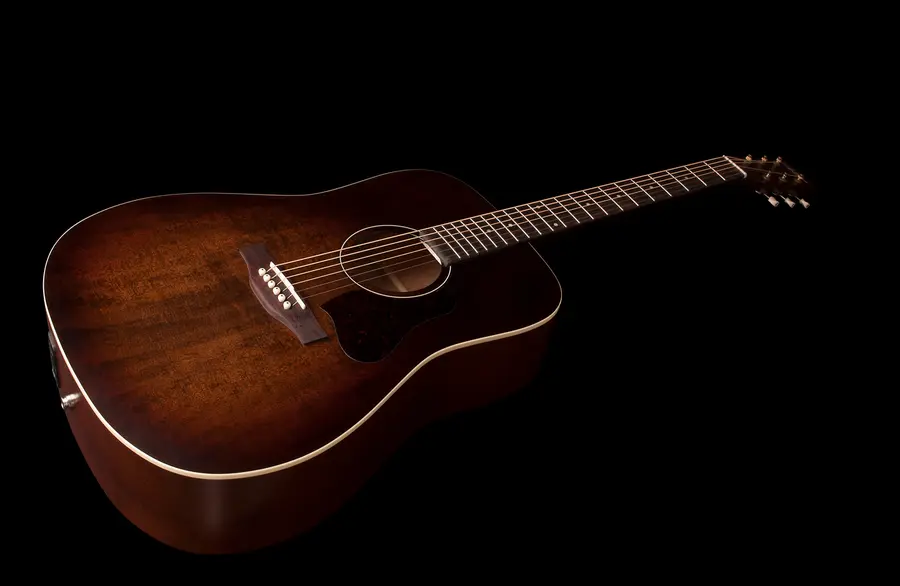 Art & Lutherie Americana Bourbon Burst 