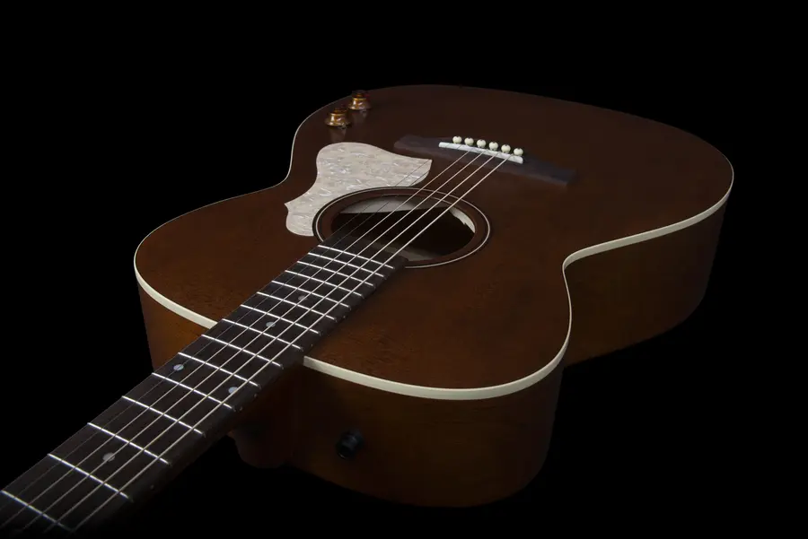 Art & Lutherie Legacy Havana Brown Q-Discrete preamp 