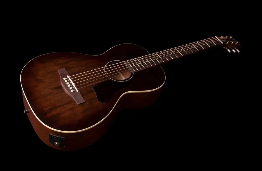 Art & Lutherie Roadhouse Bourbon Burst Godin Q1T electronics 