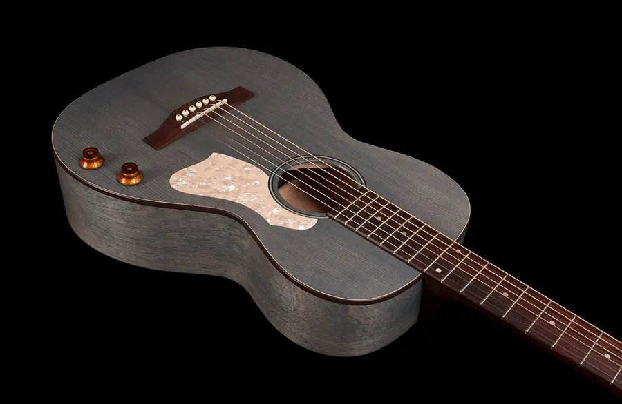 Art & Lutherie Roadhouse Denim Blue Q-Discrete preamp 