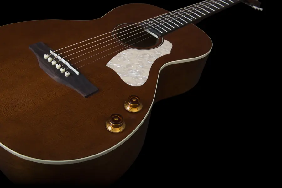 Art & Lutherie Roadhouse Havana Brown Q-Discrete preamp 