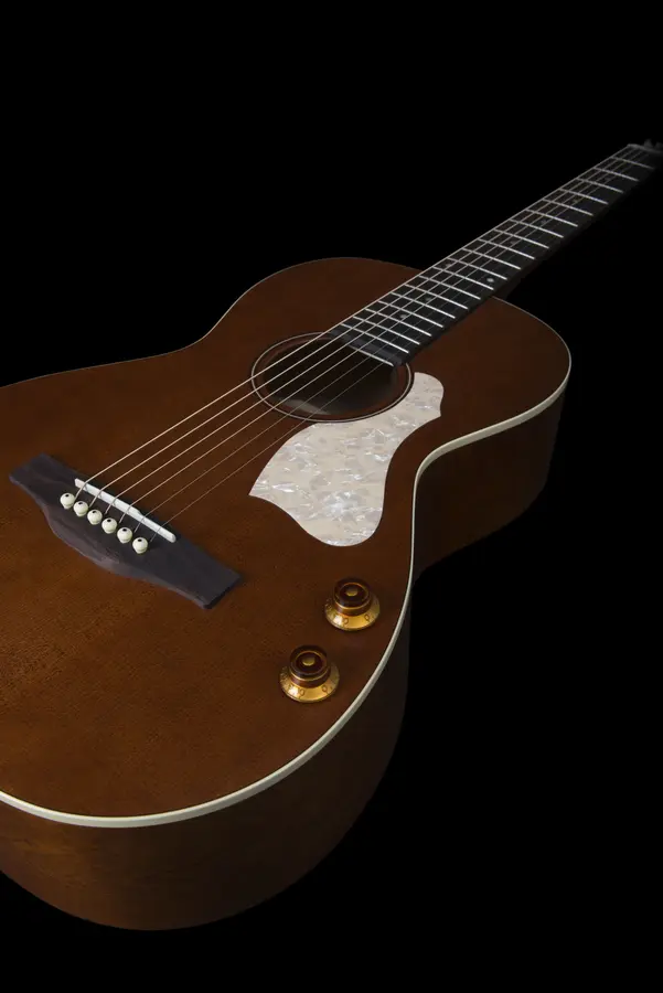 Art & Lutherie Roadhouse Havana Brown Q-Discrete preamp 