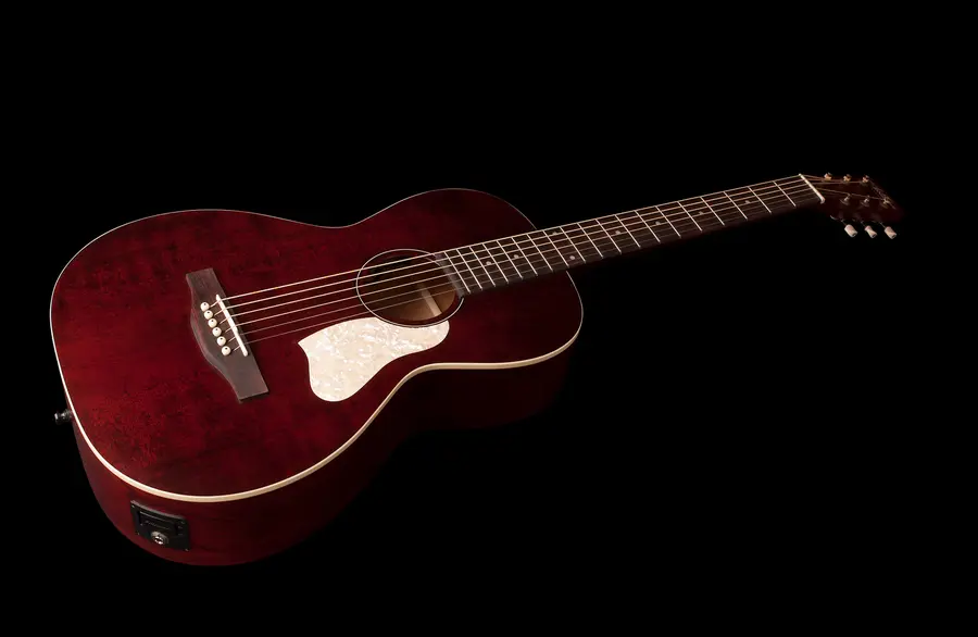Art & Lutherie Roadhouse Tennessee Red Godin Q1T electronics 