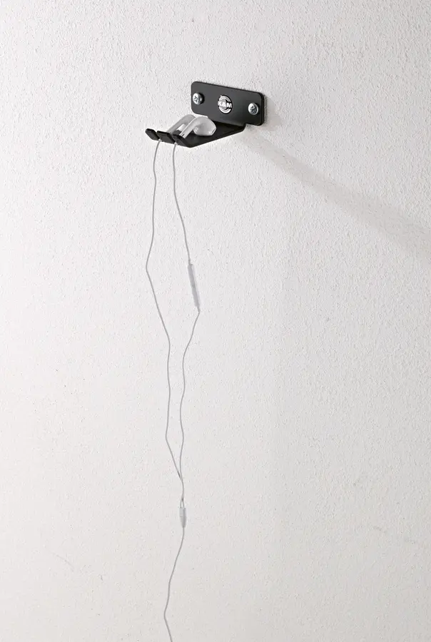 K&M 16311 Hodetelefon veggholder med in-ear holder 