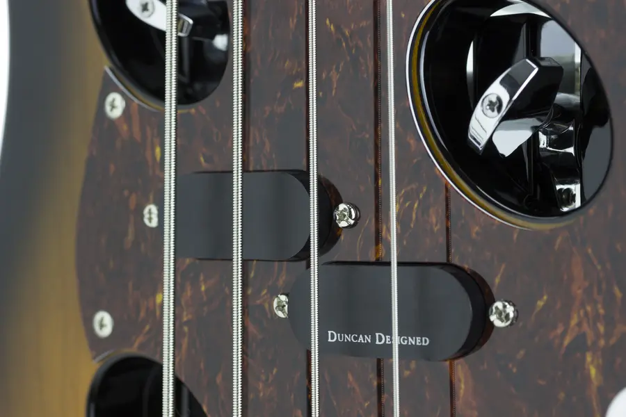 Traveler Guitar TB-4P Bass Sunburst / Maple 