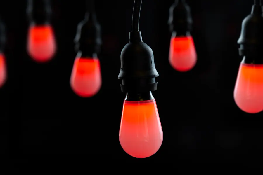 LUCENTI Vinci RUBY LED pære RGBW dimbar IP65. E27 sokkel 