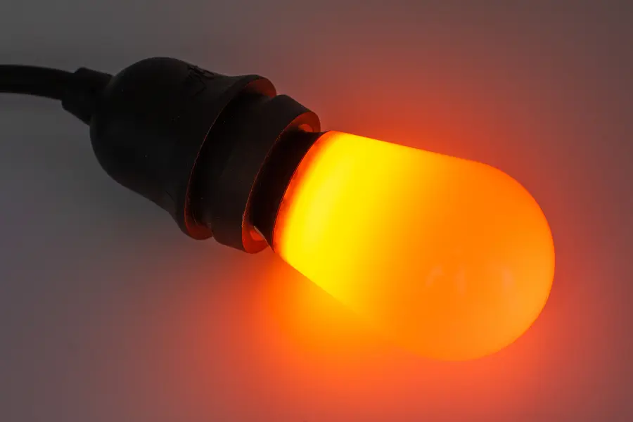 LUCENTI Vinci RUBY LED pære RGBW dimbar IP65. E27 sokkel 
