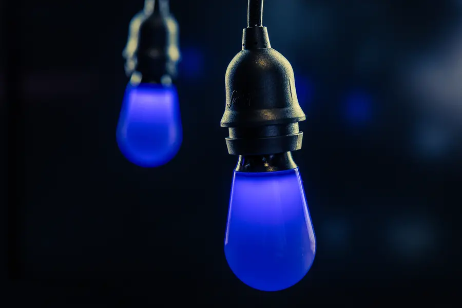 LUCENTI Vinci RUBY LED pære RGBW dimbar IP65. E27 sokkel 