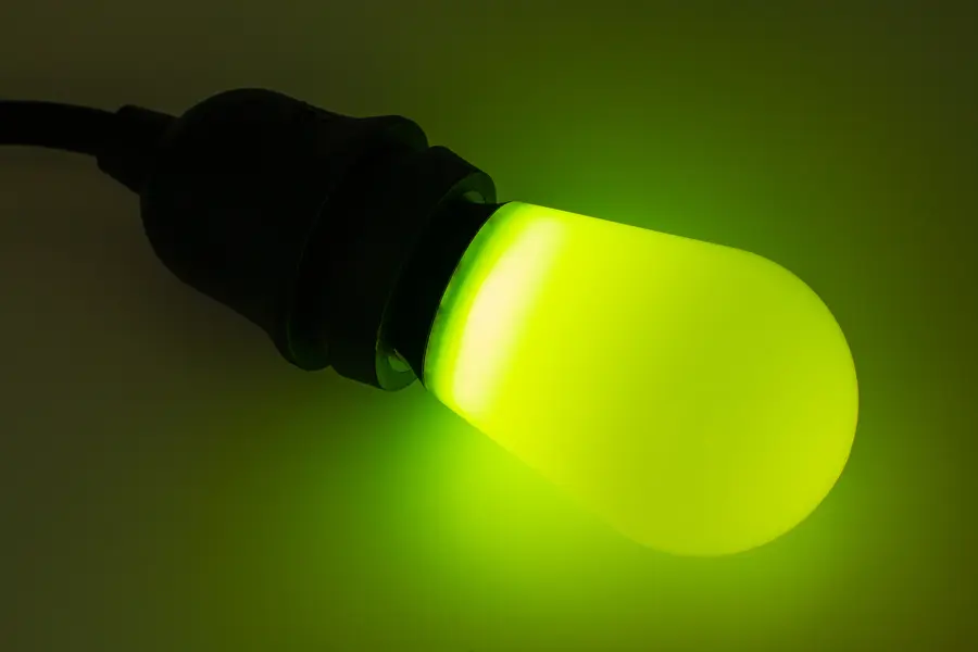 LUCENTI Vinci RUBY LED pære RGBW dimbar IP65. E27 sokkel 