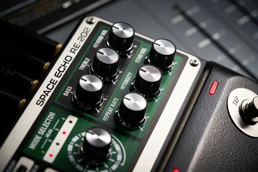 Boss RE-202 Space Echo digital delay 