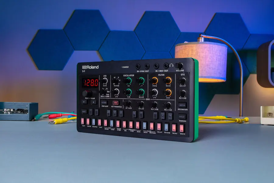 Roland S-1 Tweak Synth Aira Compact 