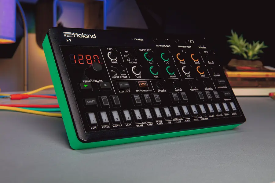 Roland S-1 Tweak Synth Aira Compact 