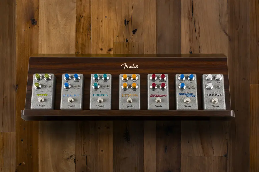 Fender Deluxe Wooden Pedal Shelf 