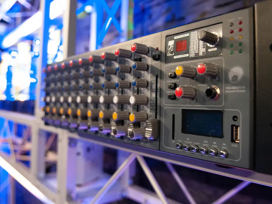 Omnitronic RM-1422FXA Mixer Powered mixer, 12 ch, 2x400W, 19" rack 